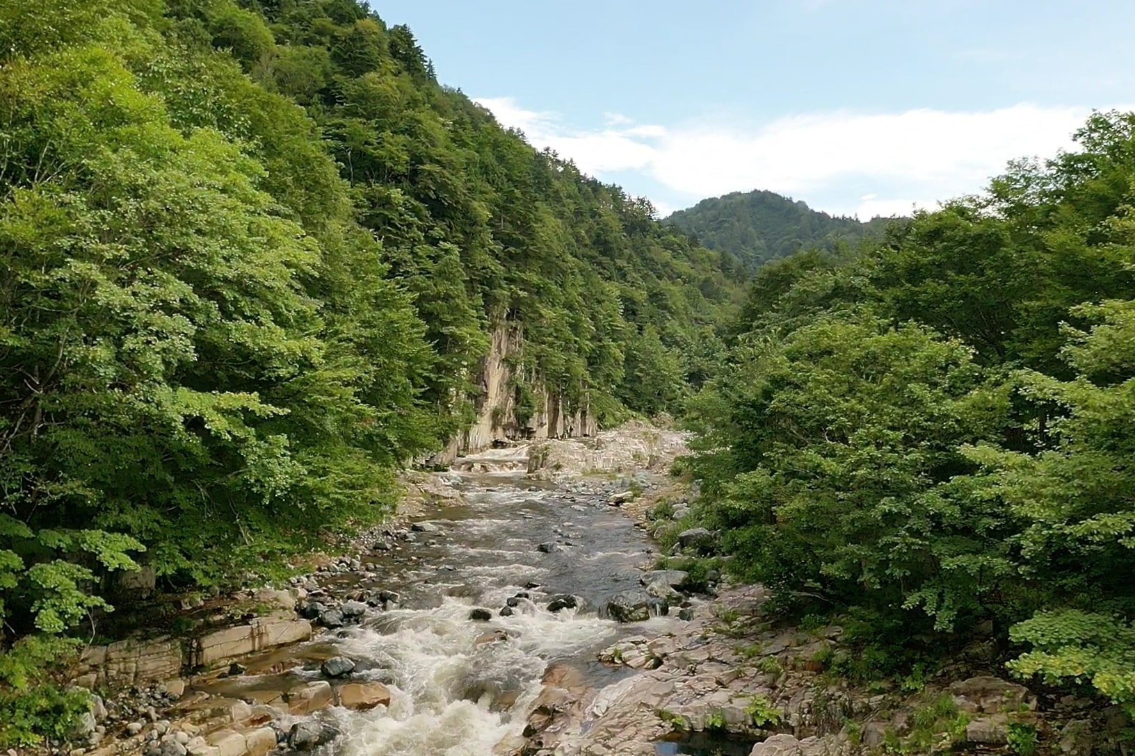 北日光奥会津・小豆温泉 窓明の湯 付近の屏風岩