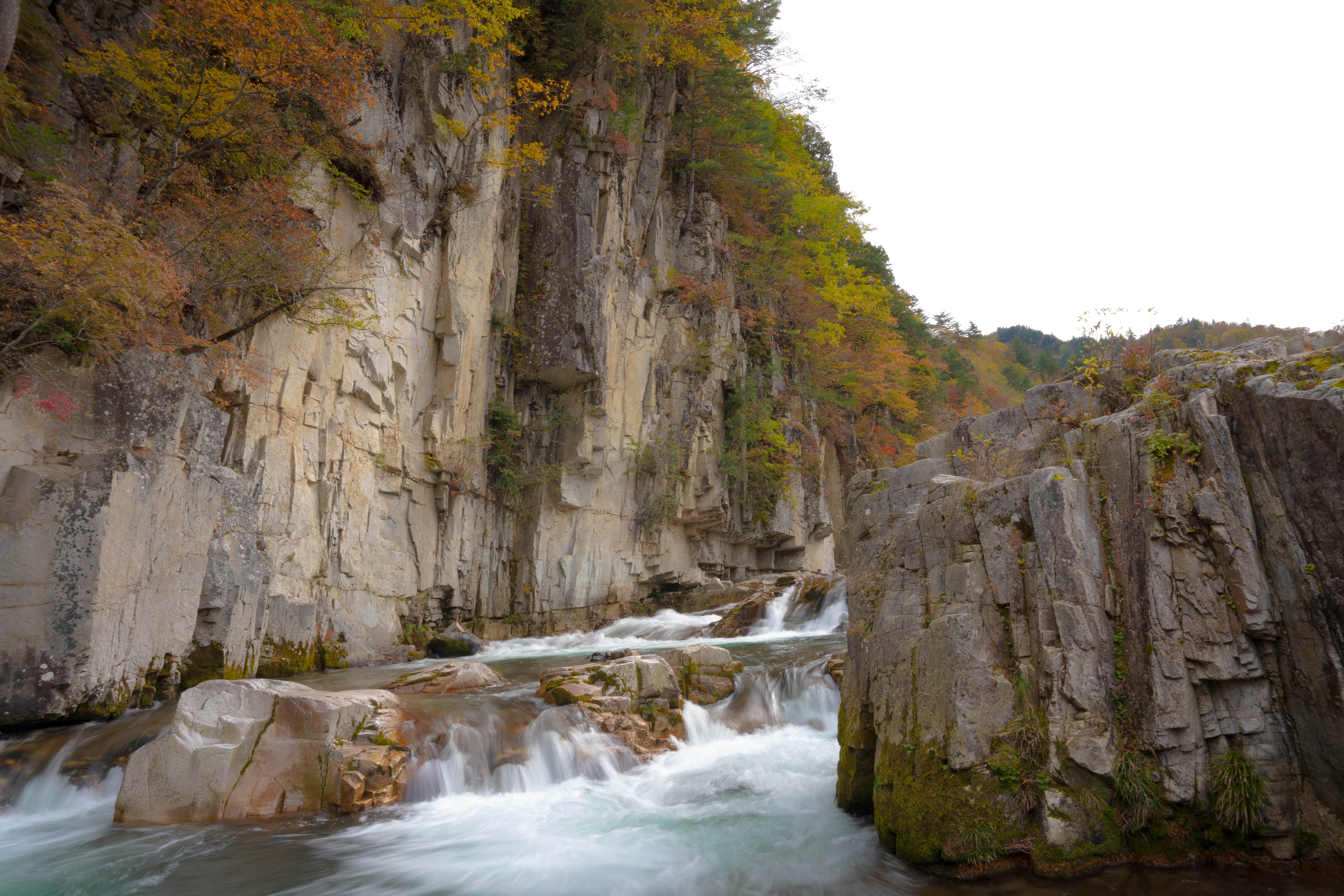北日光奥会津・小豆温泉 窓明の湯 付近の屏風岩